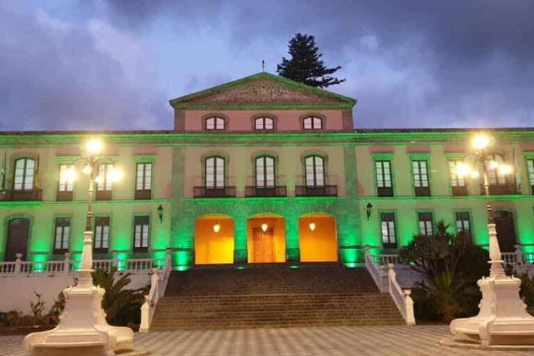 FACHADA DEL AYUNTAMIENTO DE LA OROTAVA ILUMINADA