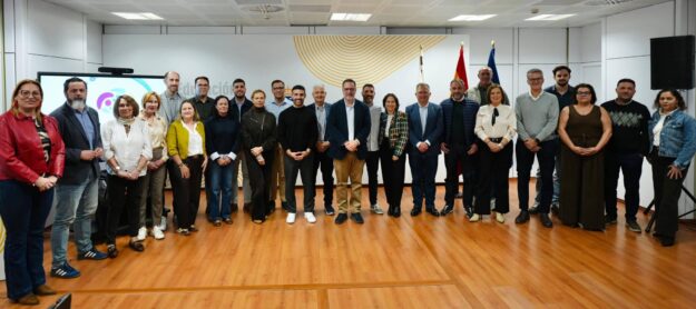 FOTO. Foto de familia de los asistentes a la reunión de las Neurolimpiadas en la sede del Gobierno de Canarias