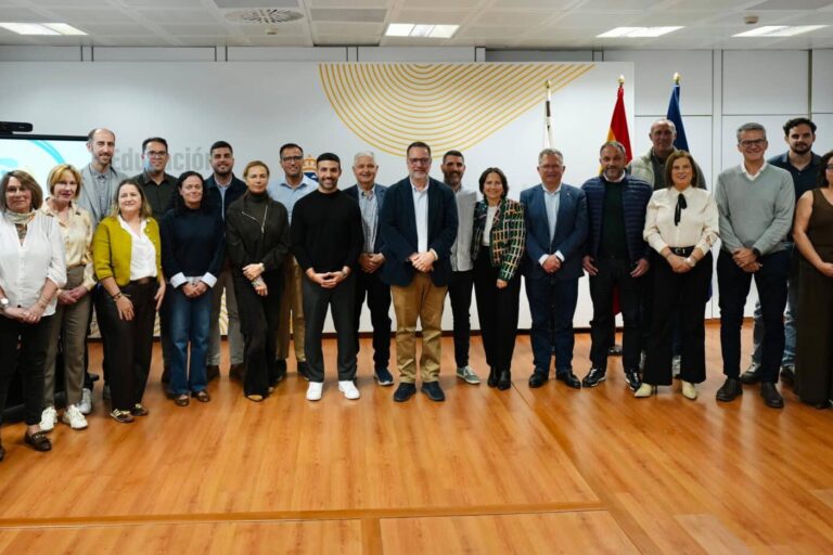 FOTO. Foto de familia de los asistentes a la reunión de las Neurolimpiadas en la sede del Gobierno de Canarias