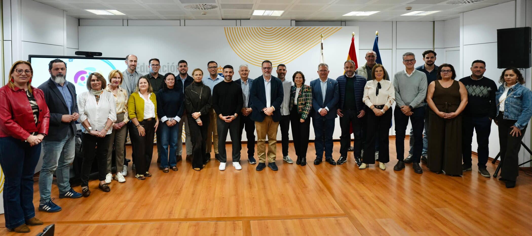 FOTO. Foto de familia de los asistentes a la reunión de las Neurolimpiadas en la sede del Gobierno de Canarias