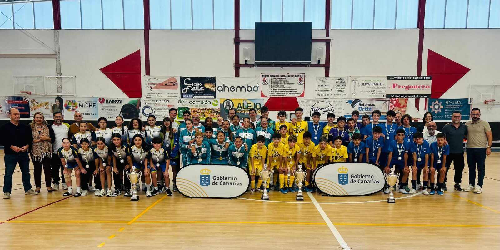 FOTO. Foto de familia de los cuatro equipos finalistas