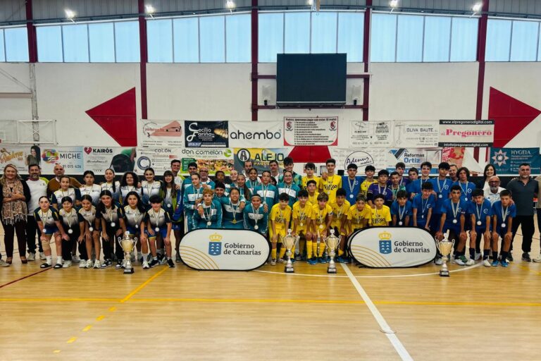FOTO. Foto de familia de los cuatro equipos finalistas