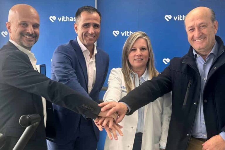 FOTO. Imagen de la renovación del acuerdo entre Deportes y Vithas