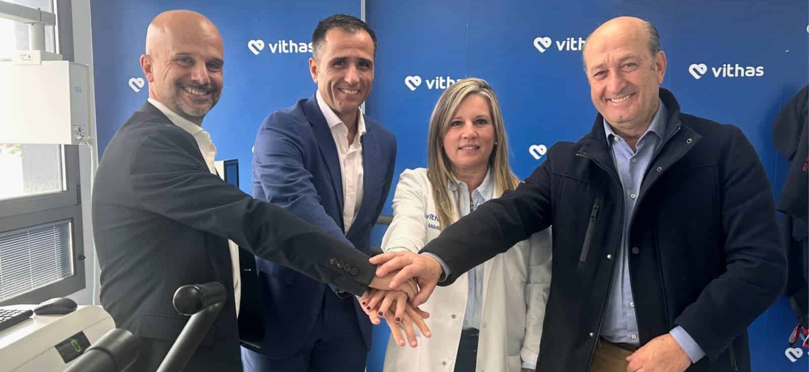 FOTO. Imagen de la renovación del acuerdo entre Deportes y Vithas