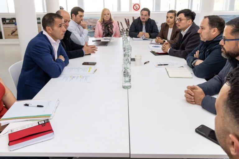FOTO.-Imagen de la reunión mantenida en Deportes con las diferentes federaciones para tratar la práctica de fútbol federado de los menores migrantes tutelados