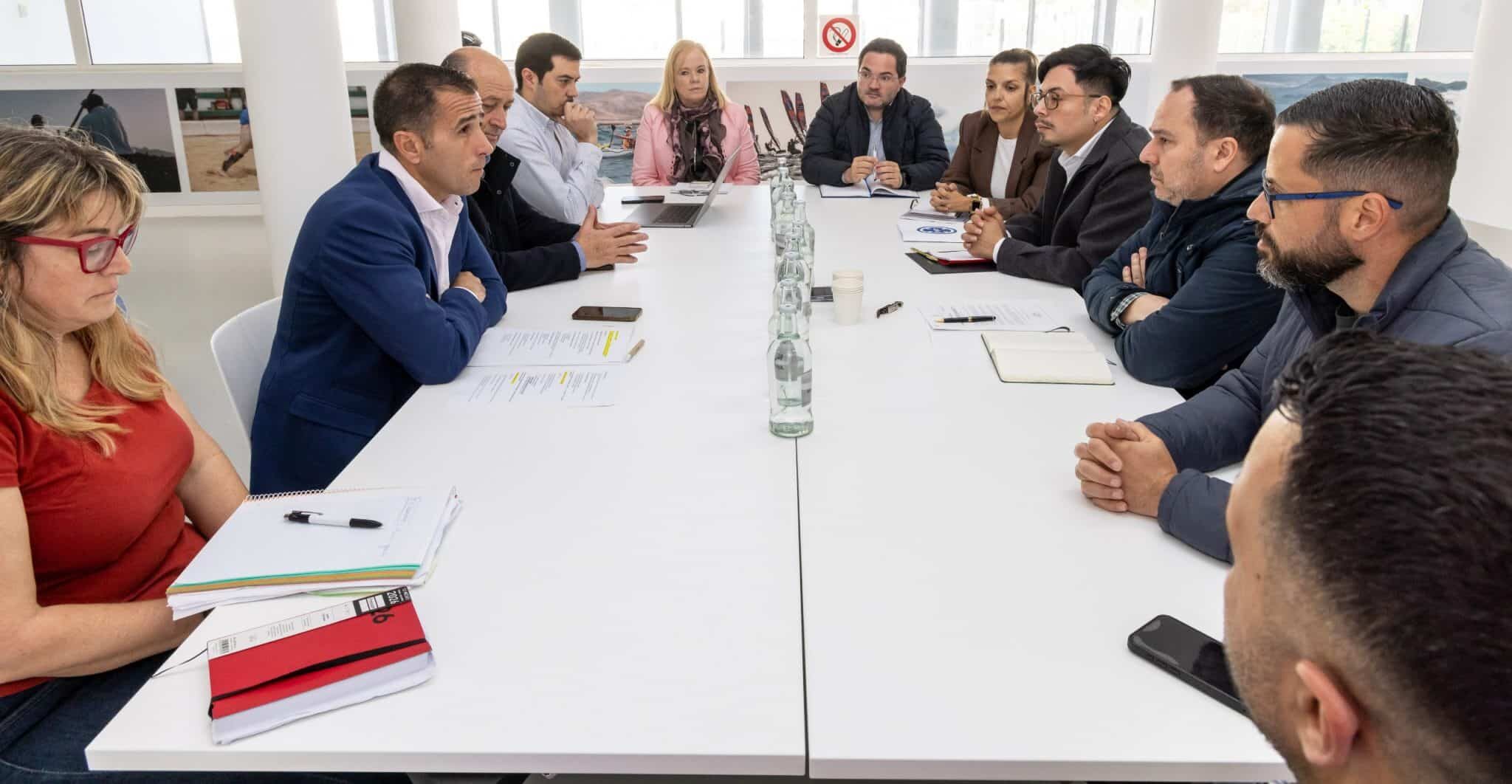 FOTO.-Imagen de la reunión mantenida en Deportes con las diferentes federaciones para tratar la práctica de fútbol federado de los menores migrantes tutelados