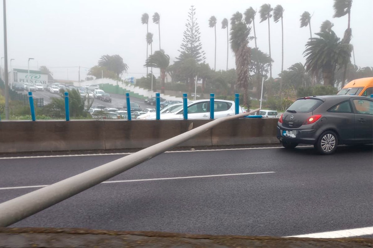 GRAVE ACCIDENTE EN LA TF-5 POR LA CAÍDA DE UNA FAROLA 18-3-26