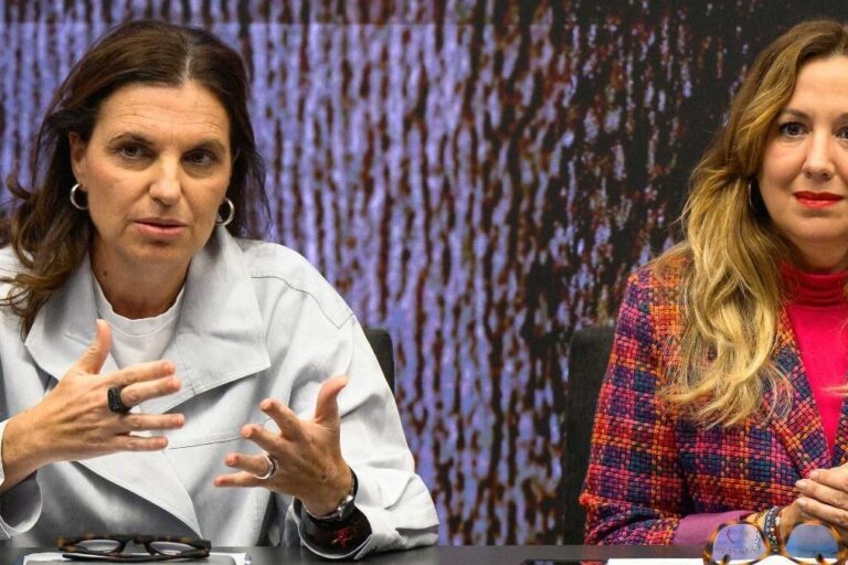 LA PRESIDENTA ROSA DÁVILA Y LA DIRECTORA INSULAR ISABEL DE ESTEBAN 001