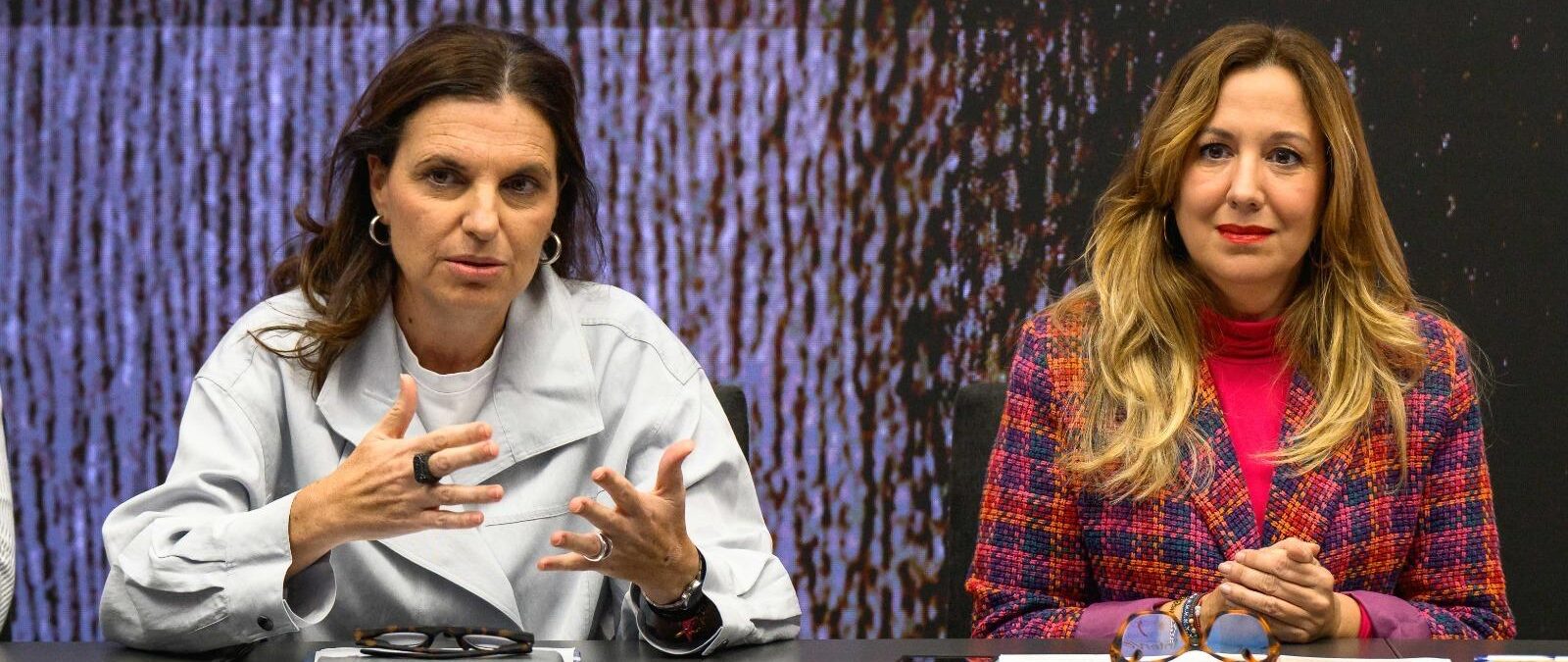 LA PRESIDENTA ROSA DÁVILA Y LA DIRECTORA INSULAR ISABEL DE ESTEBAN 001