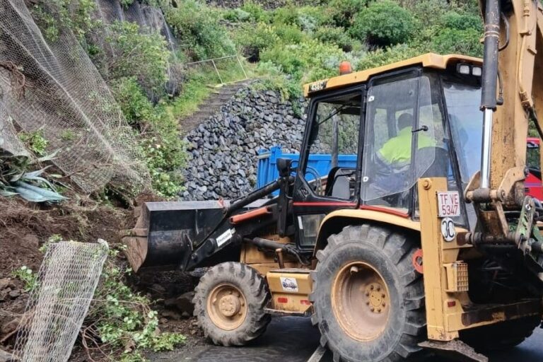 Maquinaria pesada trabajando en la GM-1 en su acceso a Hermigua