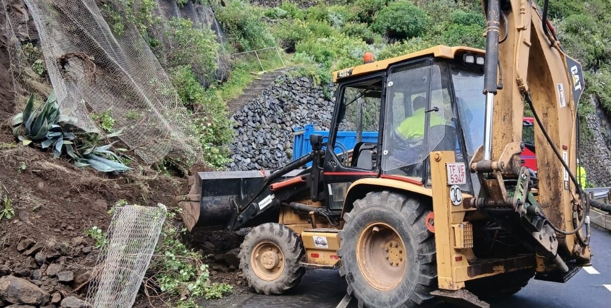 Maquinaria pesada trabajando en la GM-1 en su acceso a Hermigua