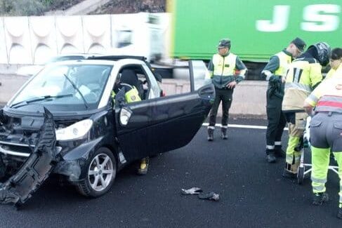 UNA MUJER HERIDA DE CARÁCTER MODERADO EN UNA COLISIÓN EN EL ENLACE ENTRE LA TF-1 Y LA TF-4 EN SANTA CRUZ 23-3-26