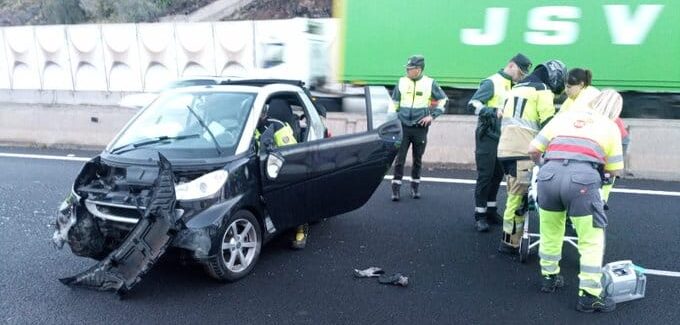 UNA MUJER HERIDA DE CARÁCTER MODERADO EN UNA COLISIÓN EN EL ENLACE ENTRE LA TF-1 Y LA TF-4 EN SANTA CRUZ 23-3-26