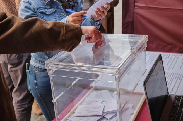 votación presencial en calle carrera