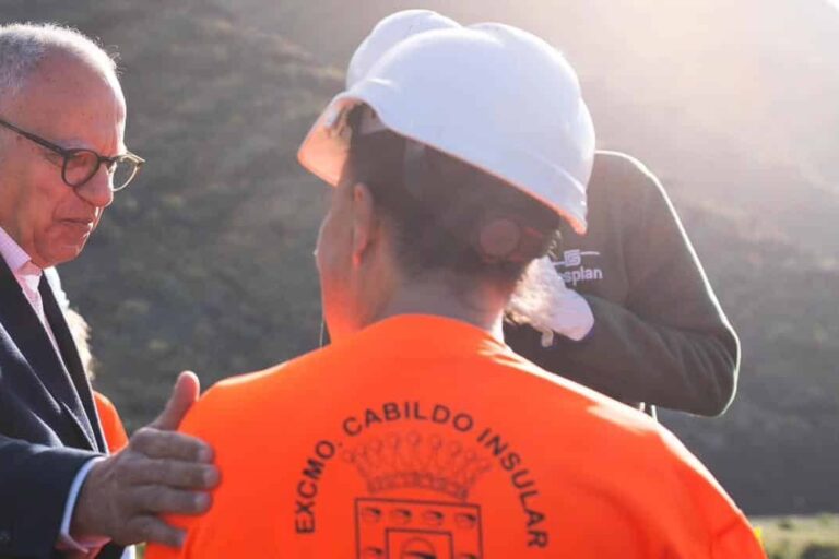 160426 El presidente del Cabildo, Casimiro Curbelo, en los trabajos del servicio permanente para el mantenimiento integral de la red insular de senderos