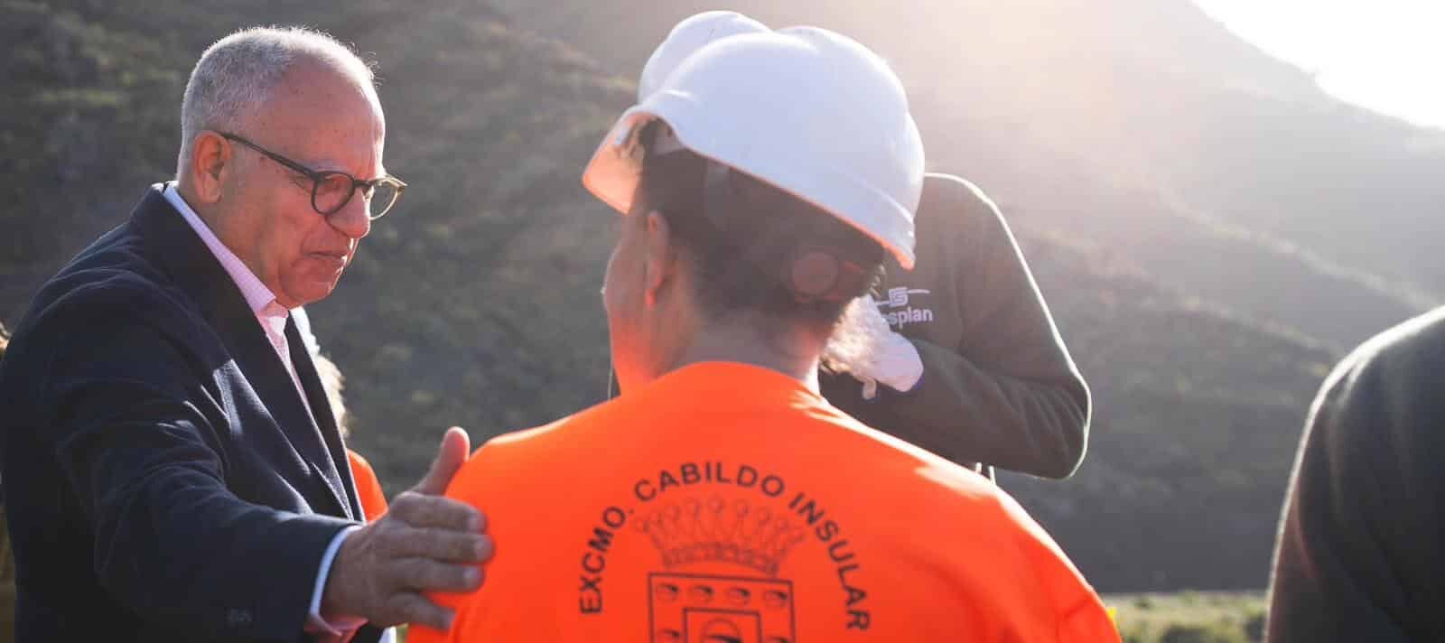 160426 El presidente del Cabildo, Casimiro Curbelo, en los trabajos del servicio permanente para el mantenimiento integral de la red insular de senderos