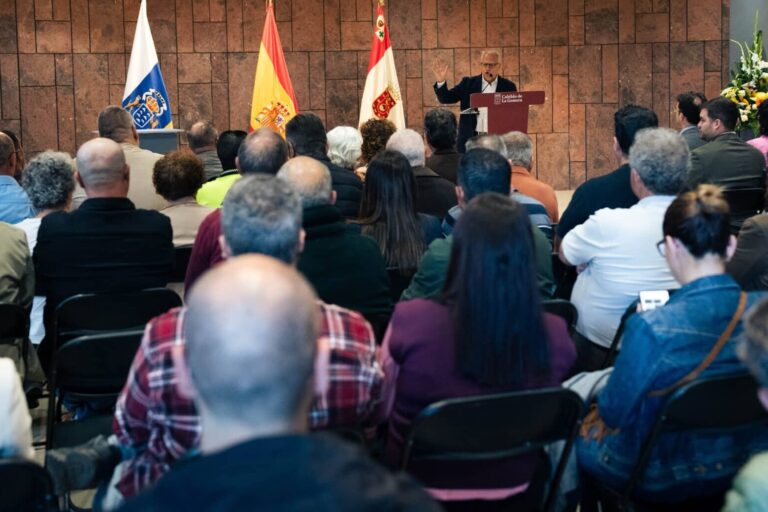170426 El presidente del Cabildo, Casimiro Curbelo, en un encuentro con asociaciones y colectivos de la isla