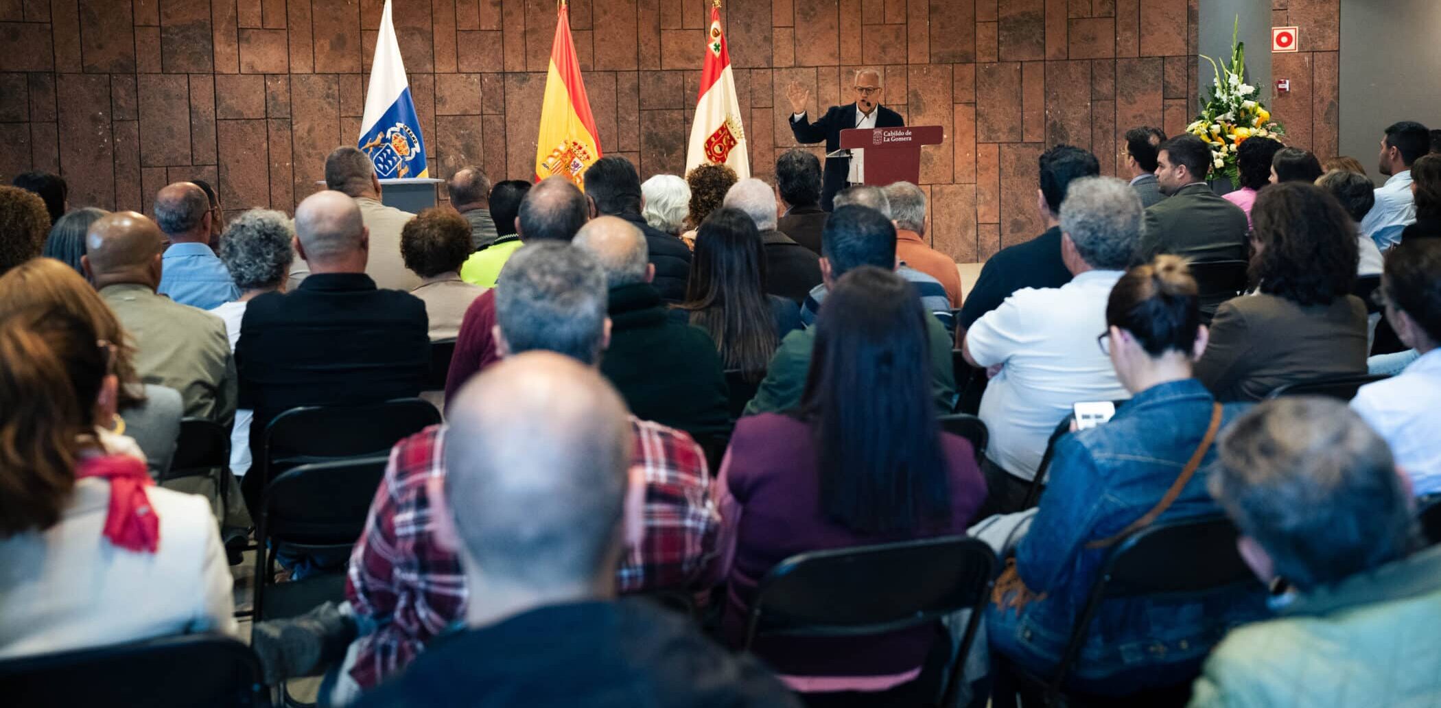 170426 El presidente del Cabildo, Casimiro Curbelo, en un encuentro con asociaciones y colectivos de la isla