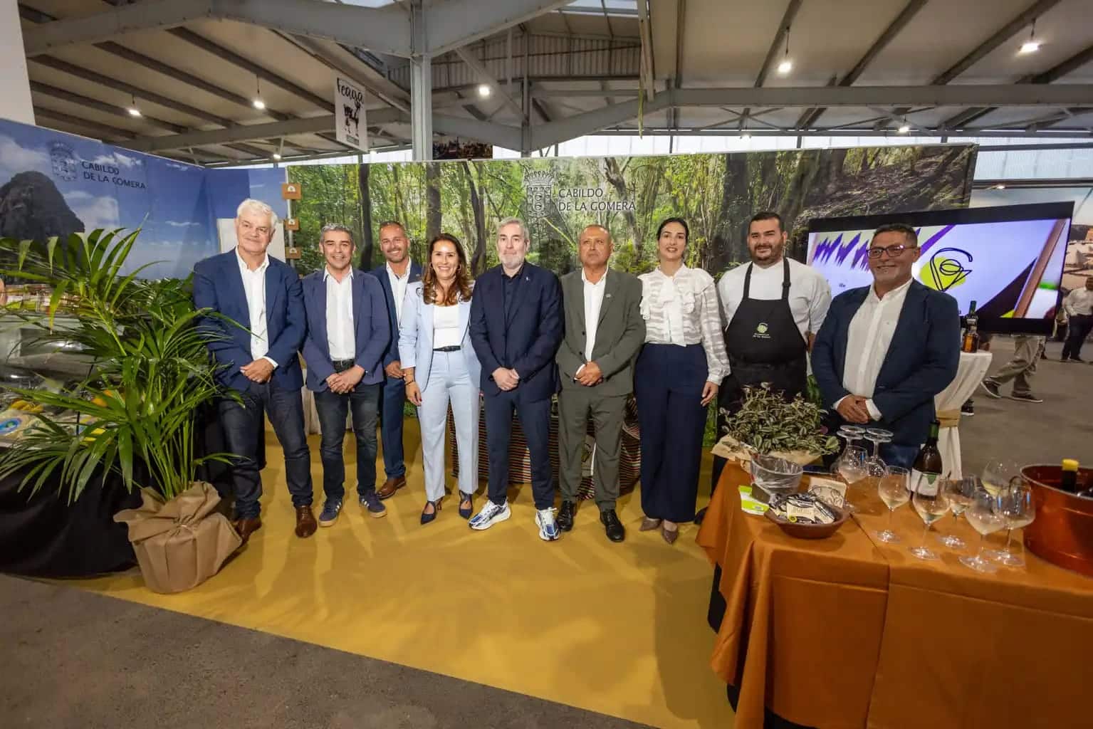 170426 Representantes regionales e insulares en el stand de La Gomera en FEAGA 2026 (1)