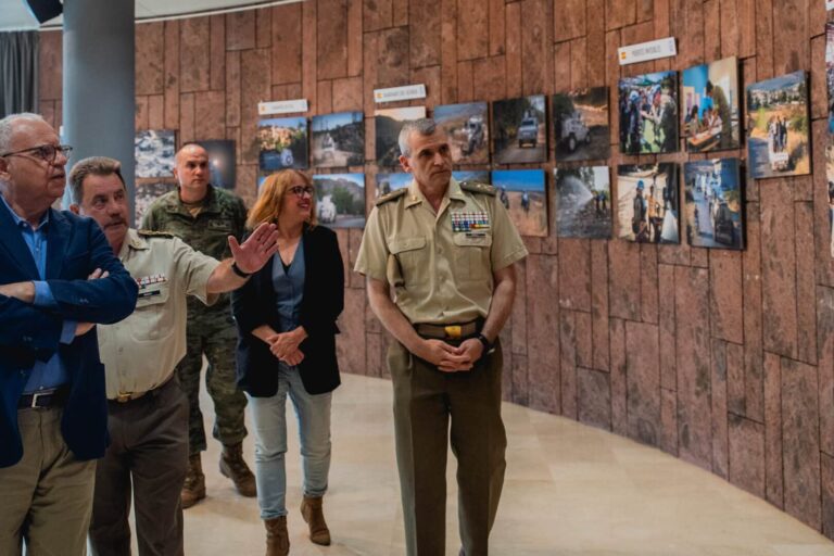 210426 Autoridades militares e insulares durante la inauguración de la exposición (1)