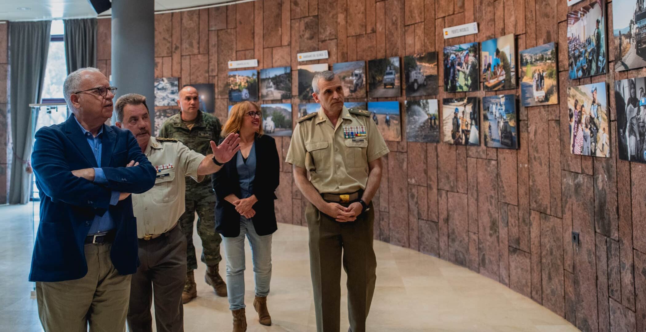 210426 Autoridades militares e insulares durante la inauguración de la exposición (1)