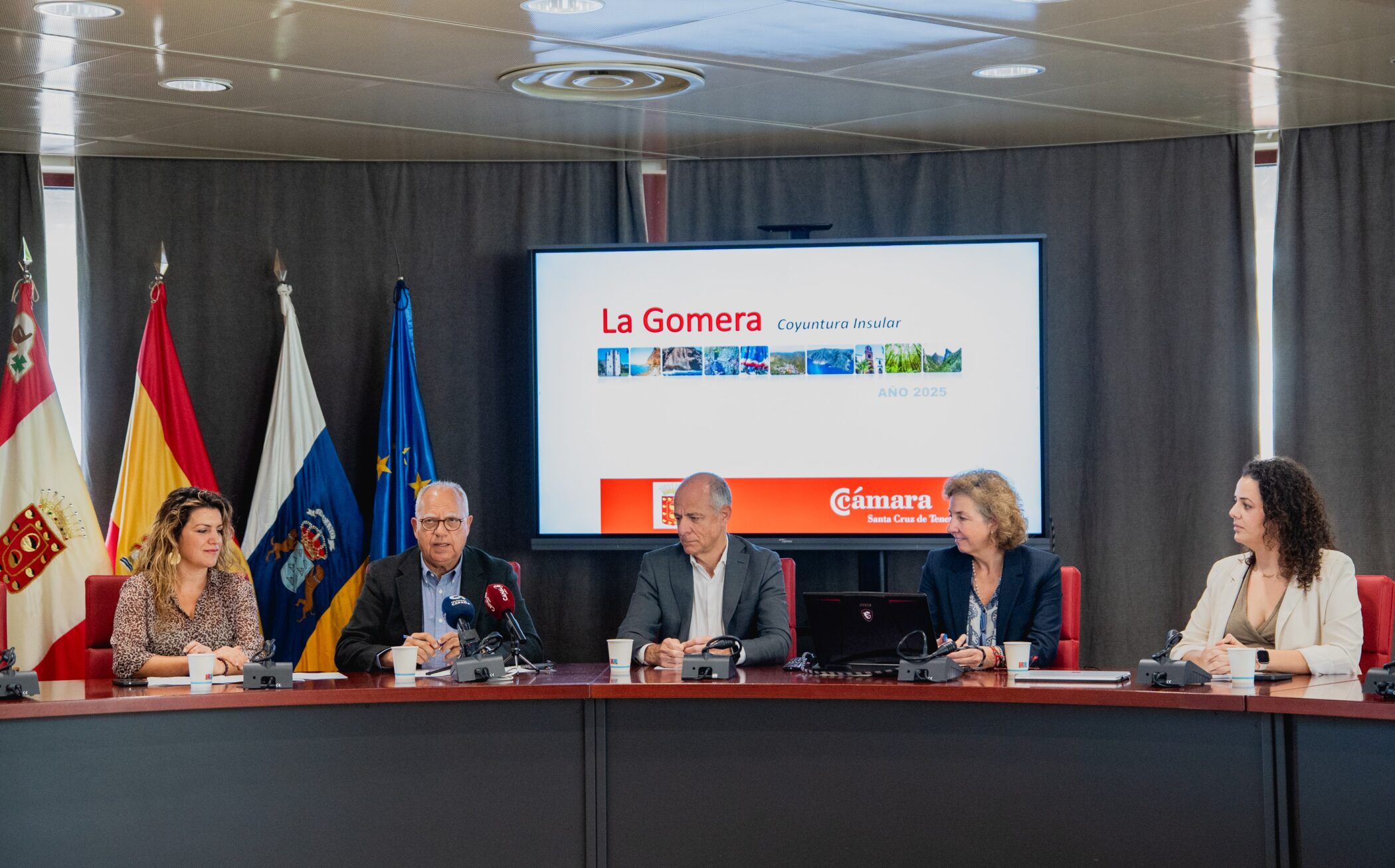 220426 Autoridades insulares y de la Cámara de Comercio durante la presentación del informe