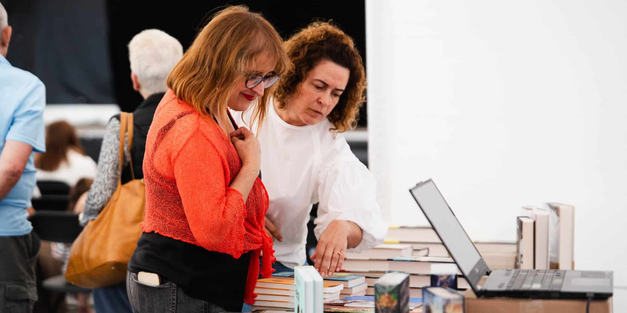 250426 La consejera insular de Cultura, Rosa Elena García (izq.), y la alcaldesa de San Sebastián, Angélica Padilla (dcha.), durante la Feria Insular del Libro