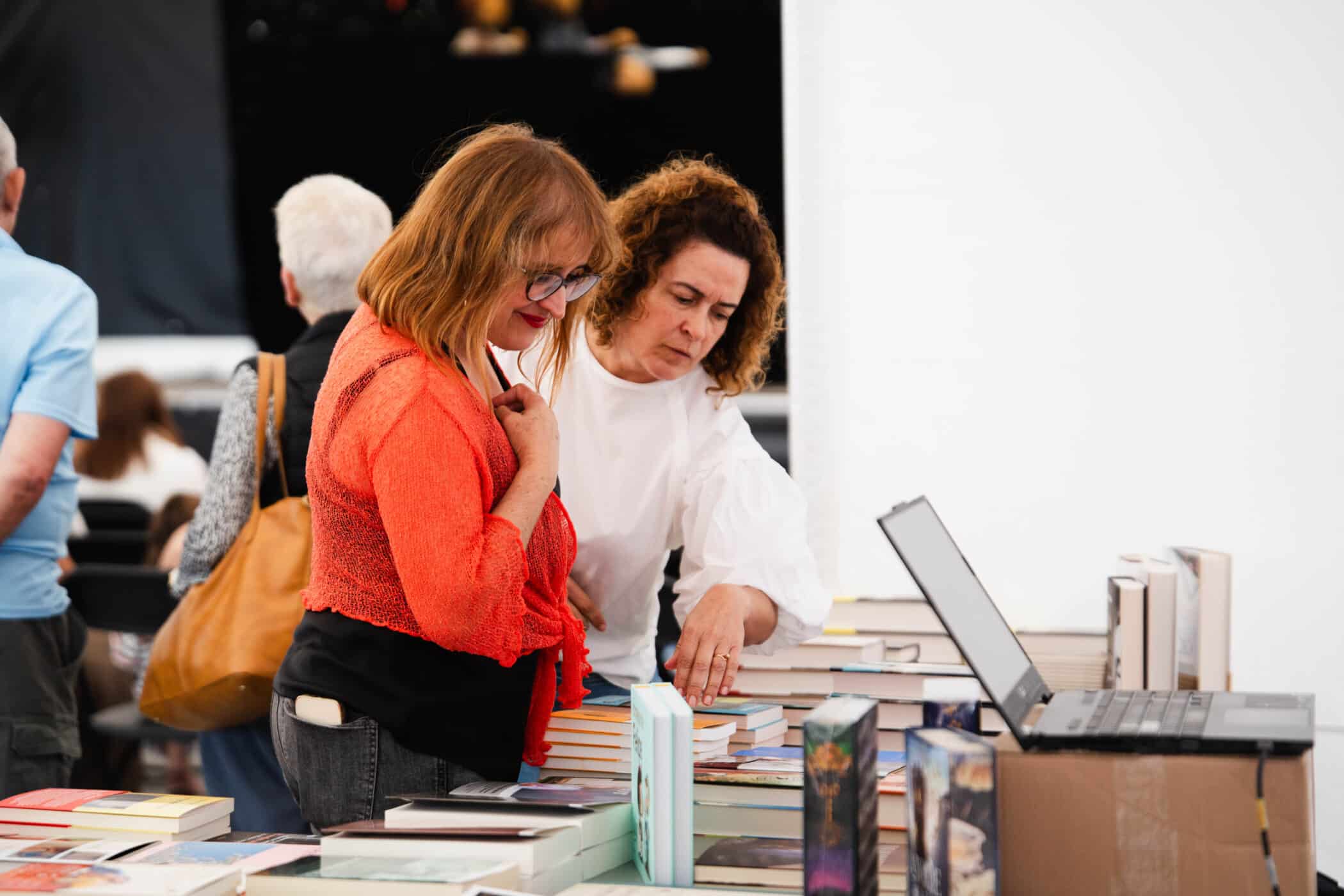 250426 La consejera insular de Cultura, Rosa Elena García (izq.), y la alcaldesa de San Sebastián, Angélica Padilla (dcha.), durante la Feria Insular del Libro