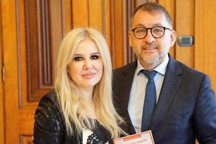 260405 Alcalde Escritora