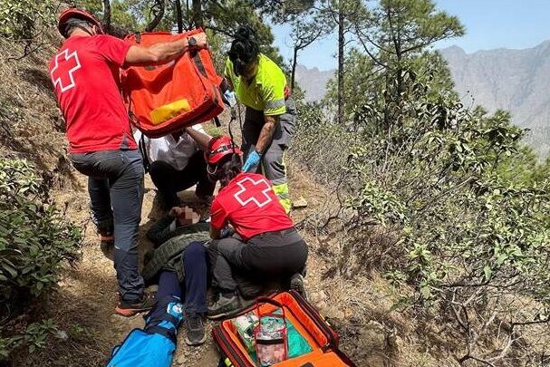 ASISTEN A UNA MUJER TRAS SUFRIR UNA CAÍDA EN LA CUMBRECITA-EL PASO-LA PALMA 19-4-26