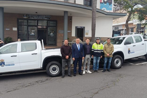 Alcalde, concejales, encargado de Obras y representante de la empresa en la entrega de los coches