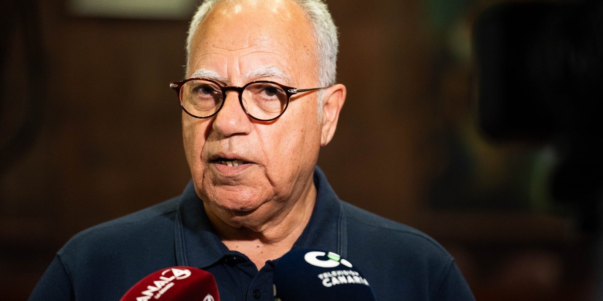 Casimiro Curbelo atendiendo a los medios
