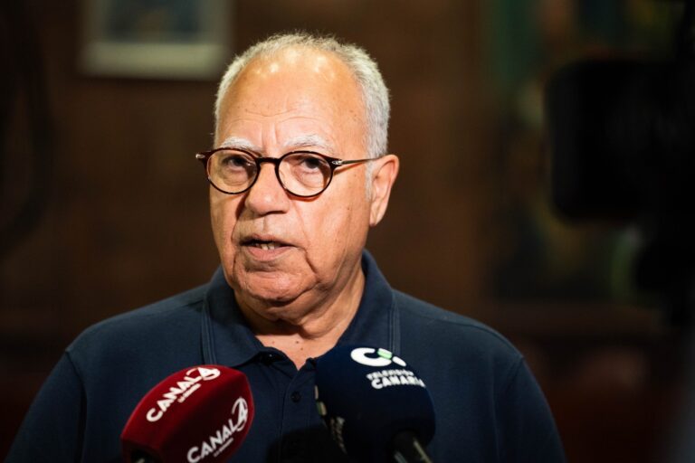 Casimiro Curbelo atendiendo a los medios