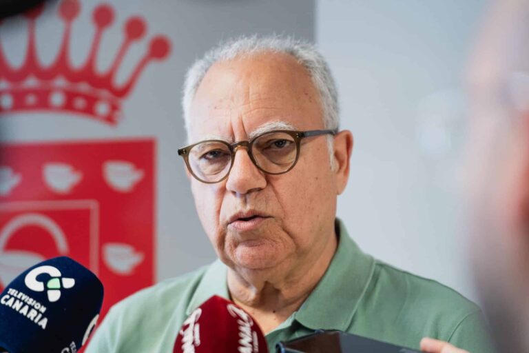 Casimiro Curbelo exponiendo los detalles del Plan de Cooperación