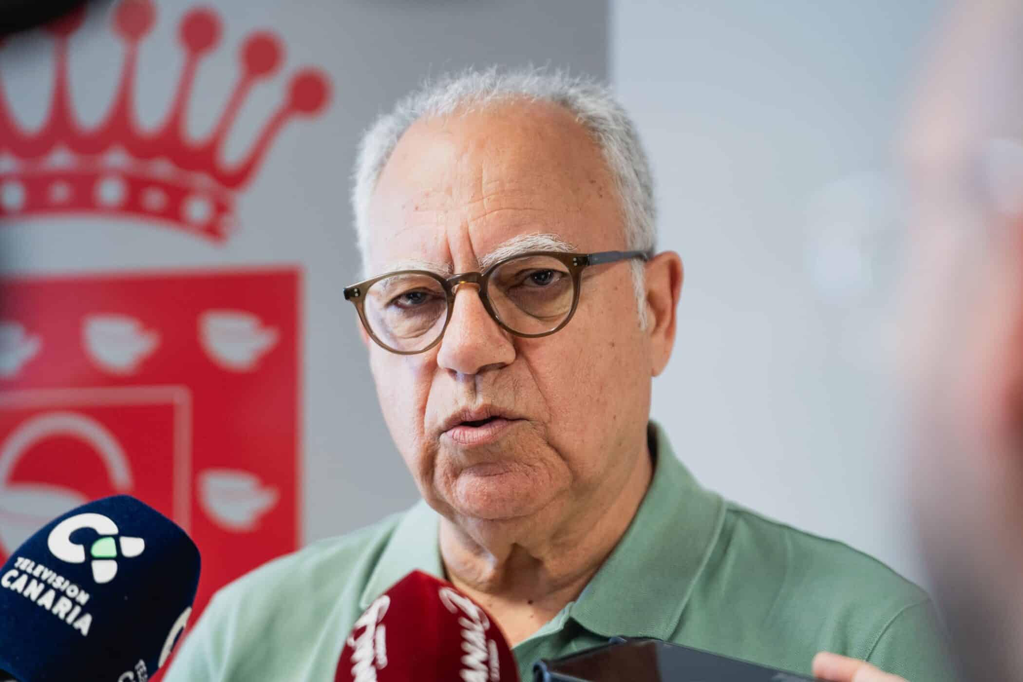 Casimiro Curbelo exponiendo los detalles del Plan de Cooperación
