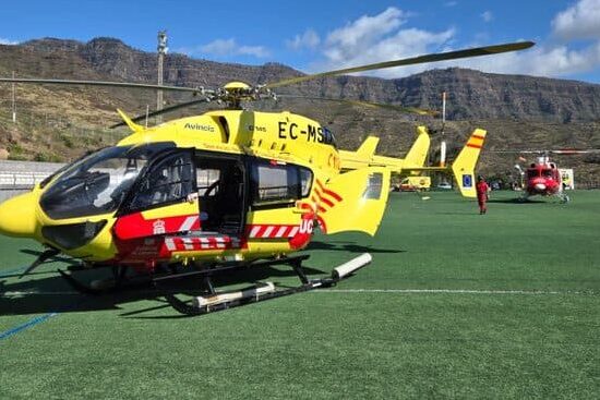 DOS HELICÓPTEROS, UNO MEDICALIZADO DEL SUC Y OTRO DE RESCATE DEL GES COLABORAN EN LA ASISTENCIA DE UNA NIÑA HERIDA GRAVE TRAS UNA CAÍDA EN MOGÁN 12-4-26