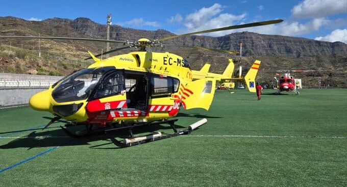 DOS HELICÓPTEROS, UNO MEDICALIZADO DEL SUC Y OTRO DE RESCATE DEL GES COLABORAN EN LA ASISTENCIA DE UNA NIÑA HERIDA GRAVE TRAS UNA CAÍDA EN MOGÁN 12-4-26