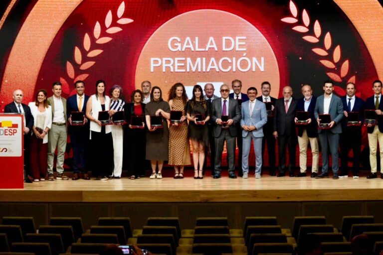 FOTO. El Gobierno de Canarias recibe la Placa de Oro de la Asociación del Deporte Español (1)