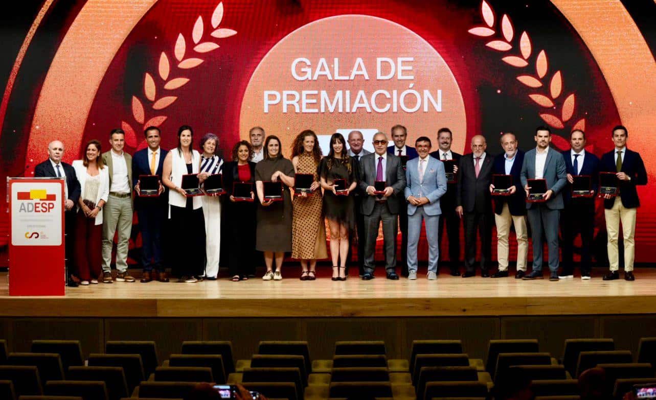 FOTO. El Gobierno de Canarias recibe la Placa de Oro de la Asociación del Deporte Español (1)