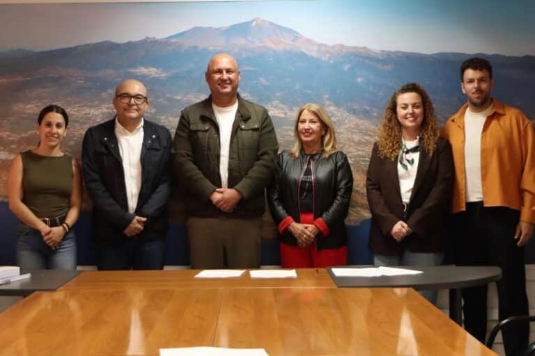 Firma convenio AECC y FC Pequeño Valiente