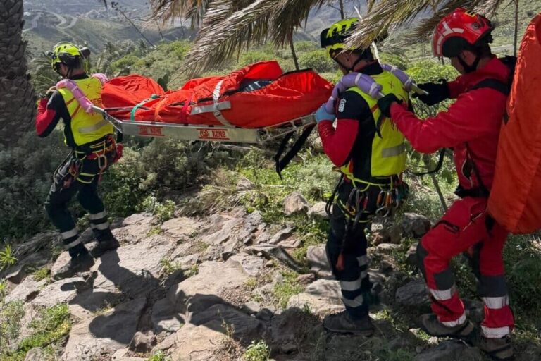 RESCATADO UN SENDERISTA HERIDO TRAS SUFRIR UNA CAÍDA EN VALLEHERMOSO1 13-4-26