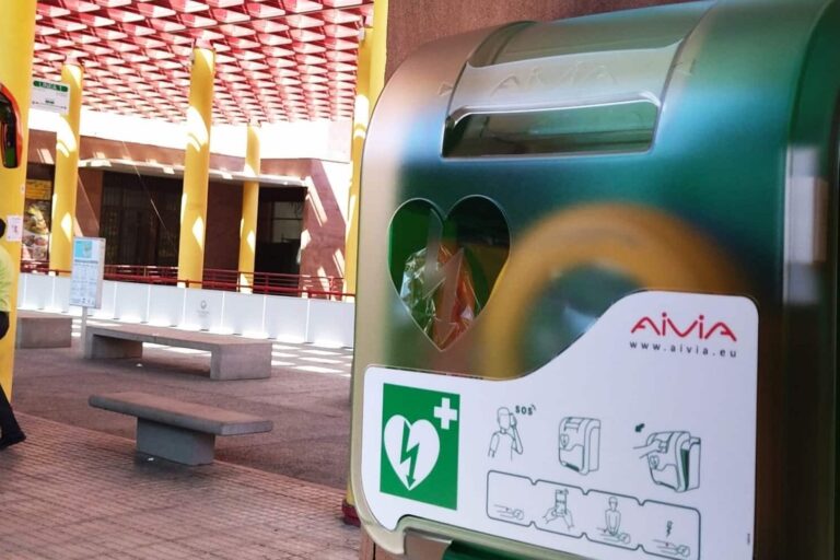 040526 Equipo de cardioprotección instalado en una de las estaciones de guaguas de la isla de La Gomera