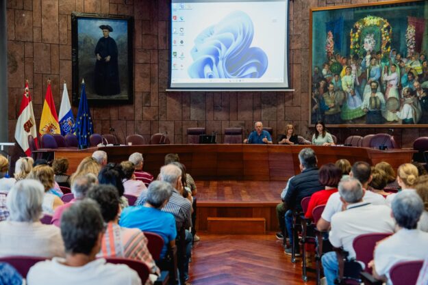 050526 Casimiro Curbelo, presidente del Cabildo, y Rosa Elena García, consejera de Política Social, durante la reunión