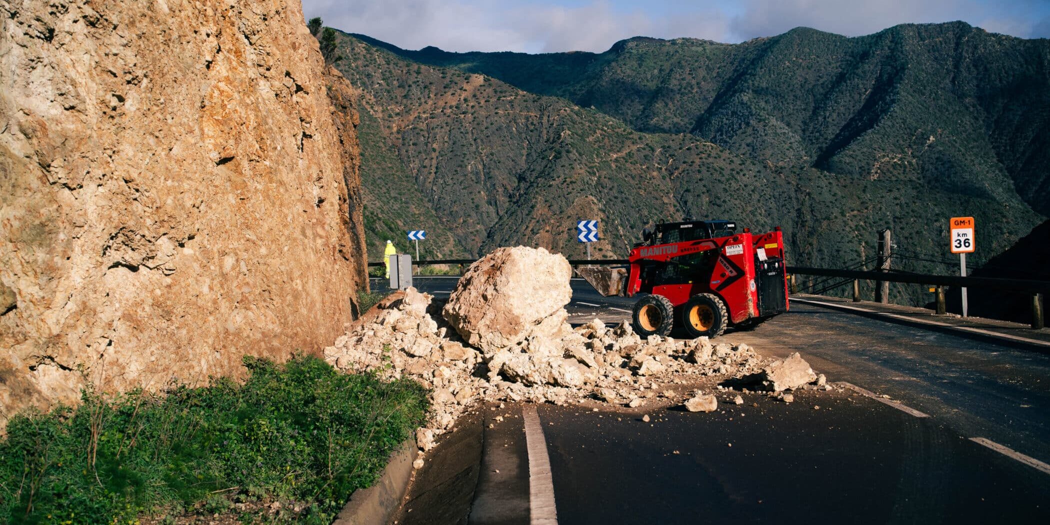 120526 Actuaciones de limpieza de material caído a las vías de La Gomera durante la borrasca Therese