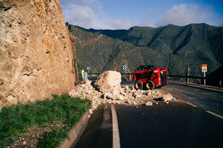 120526 Actuaciones de limpieza de material caído a las vías de La Gomera durante la borrasca Therese