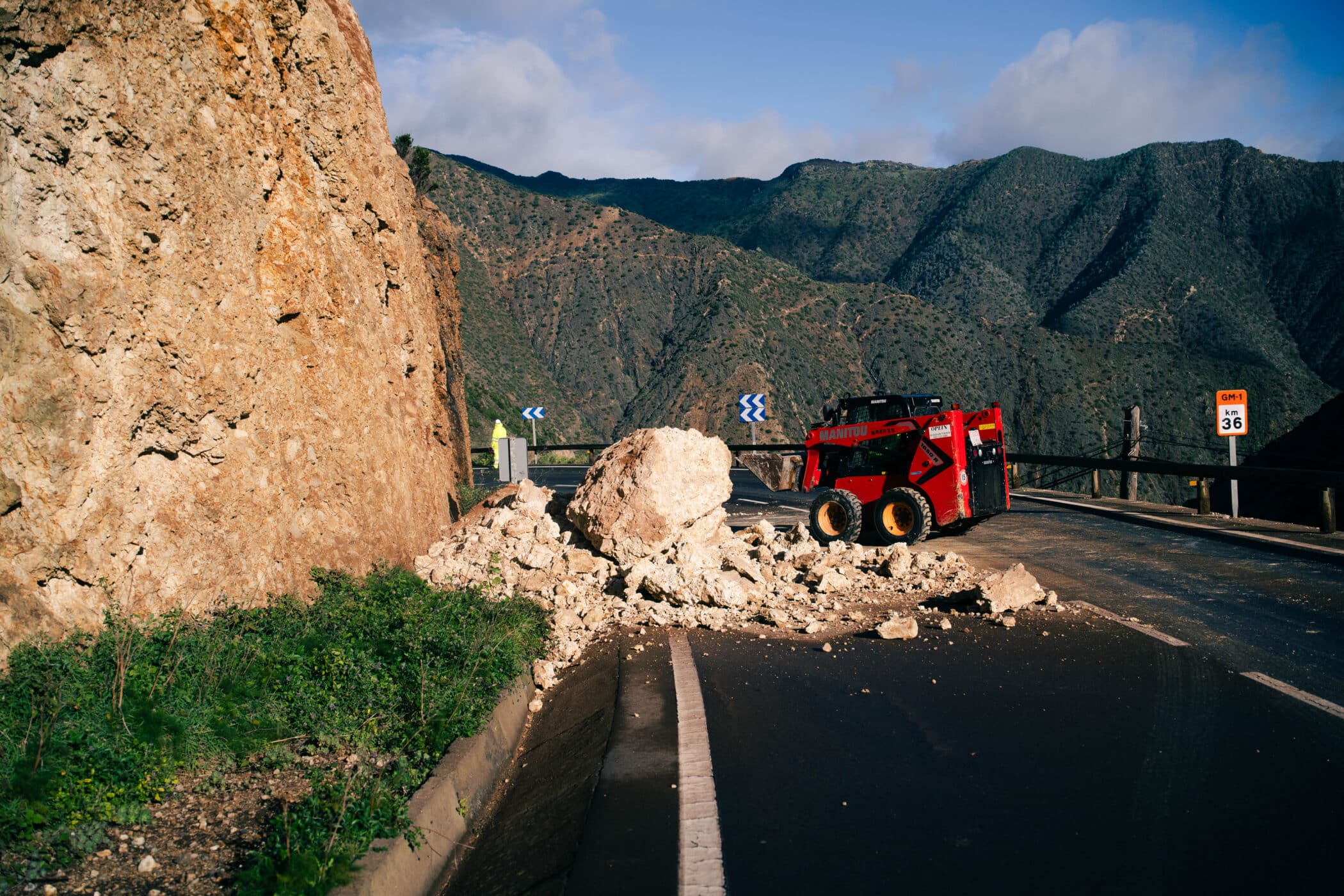 120526 Actuaciones de limpieza de material caído a las vías de La Gomera durante la borrasca Therese