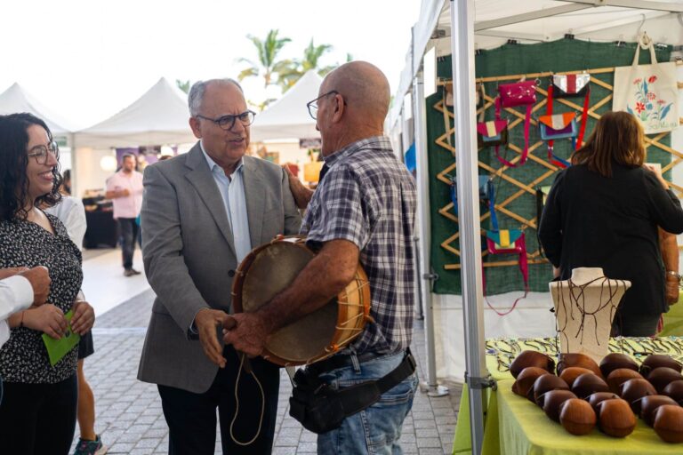 130526-casimiro-curbelo-y-cristina-ventura-durante-la-apertura-de-una-feria-de-a