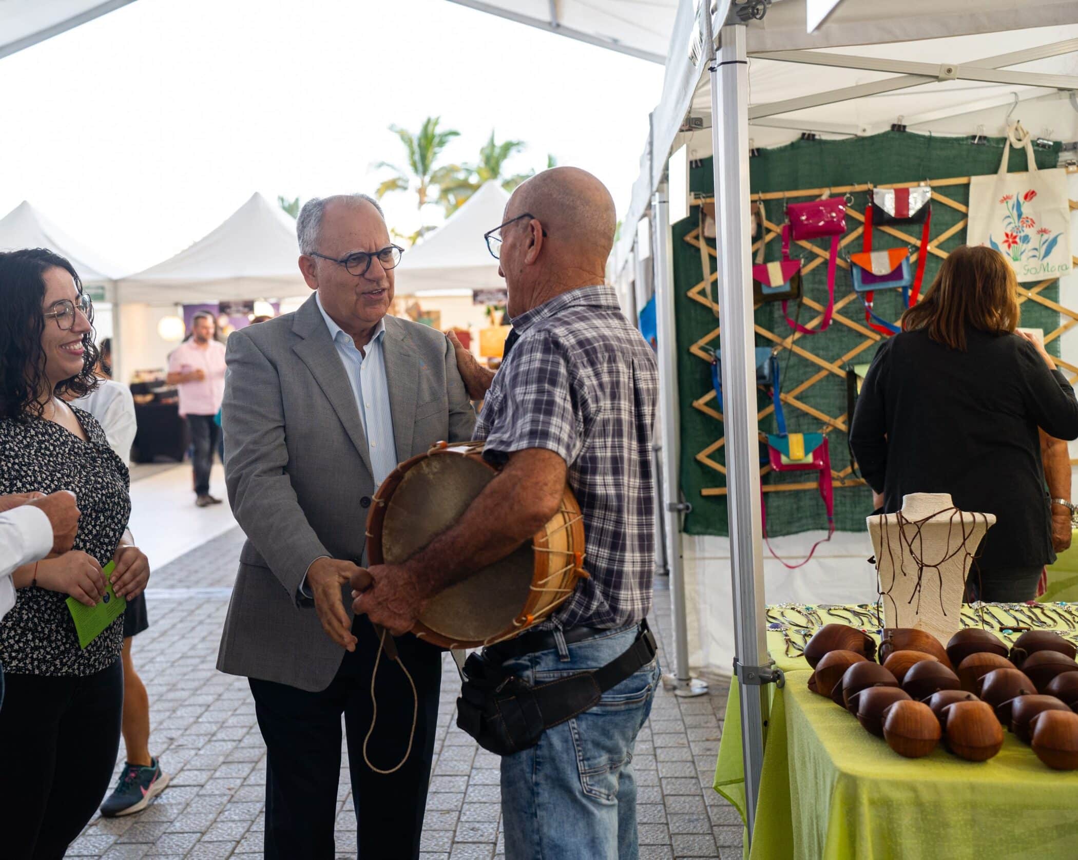130526-casimiro-curbelo-y-cristina-ventura-durante-la-apertura-de-una-feria-de-a