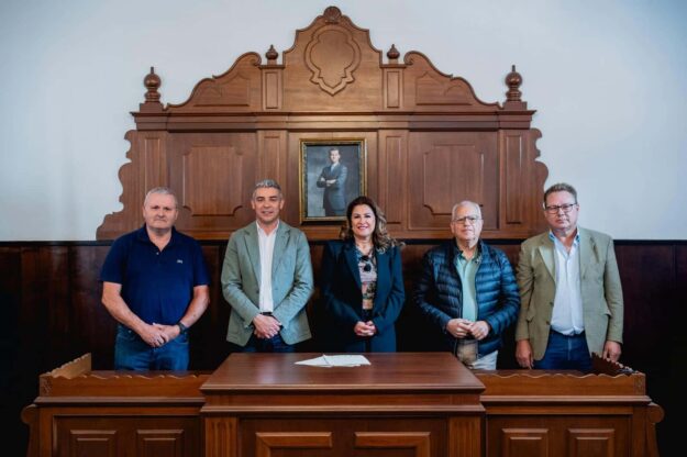 140526 Representantes de administraciones públicas y entidades agrícolas tras la firma del convenio