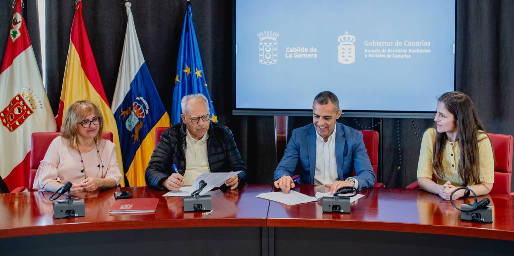 150525 Cabildo y la ESSSCAN firman un convenio para reforzar la formación de profesionales sanitarios, sociales y sociosanitarios